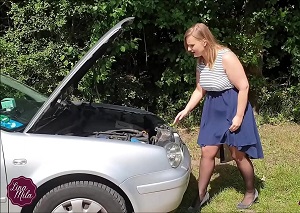 Rubia gordita recibe una follada sin condón junto a su coche